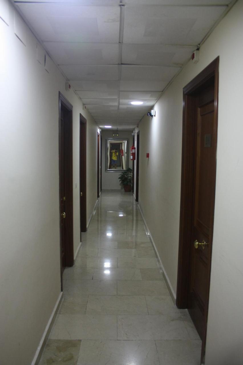 Hostal Carlos 2 La Linea de la Concepcion Exterior foto